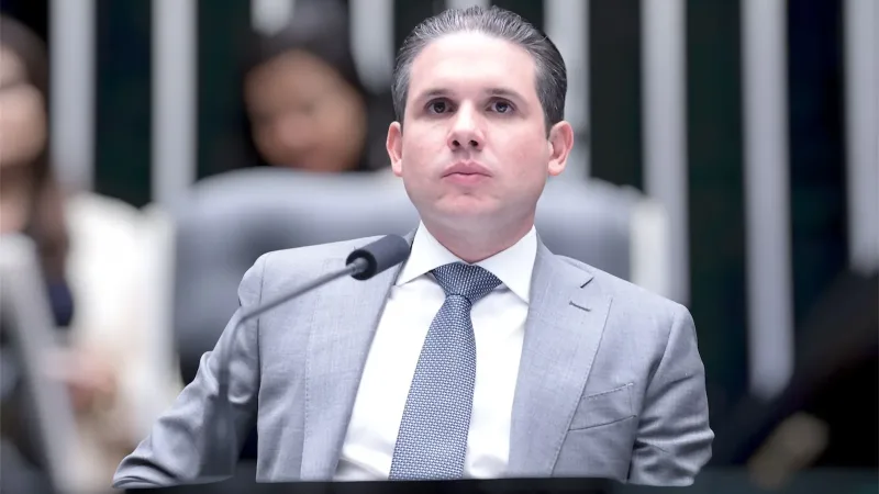 Maringá 98 FM — O presidente da Câmara dos Deputados, Hugo Motta (Republicanos-PB), destacou o avanço de pautas voltadas aos empreendedores e aos trabalhadores. Entre os temas em análise estão o aumento do limite de faturamento permitido para a categoria e a ampliação da capacidade de contratação de empregados pelos microempreendedores individuais (MEIs). “Seguimos avançando em outra frente: o aumento do limite de faturamento do MEI, assim como a possibilidade de mais uma contratação pelos microempreendedores individuais. Uma agenda que conversa diretamente com a redução da jornada”, afirmou Motta por meio de suas redes sociais. O presidente lembrou que a Câmara aprovou a proposta que [&hellip;]