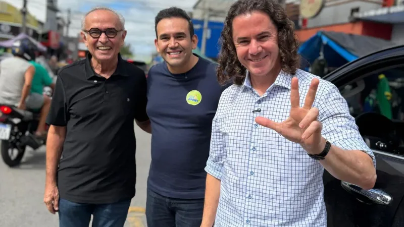 Maringá 98 FM — O pré-candidato ao Governo da Paraíba Cícero Lucena (MDB), o Senador e pré-candidato à reeleição Veneziano Vital do Rêgo (MDB-PB) e o pré-candidato a Deputado Federal Dr. Jhony realizaram na manhã e tarde deste domingo (21) uma intensa agenda de pré-campanha em bairros da zona leste de Campina Grande. Eles visitaram o comércio local, iniciando pela Rua Campos Sales, no bairro de José Pinheiro, e percorrendo as principais ruas de outros bairros. “Conversamos com os amigos, falando um pouco da nossa trajetória de vida, da trajetória de Cícero, de Veneziano, que tem uma vida dedicada a esta cidade”, afirmou Dr. Jhony. [&hellip;]