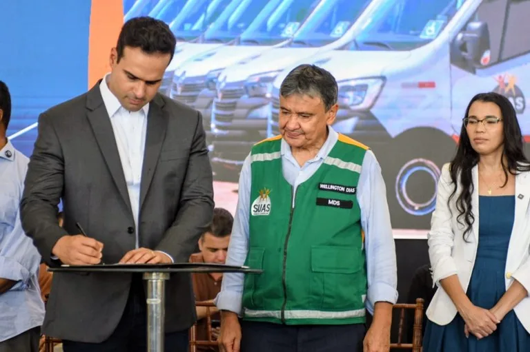 Maringá 98 FM —   O governador Lucas Ribeiro e o ministro do Desenvolvimento e Assistência Social, Família e Combate à Fome, Wellington Dias, formalizaram nesta segunda-feira (15), em João Pessoa, investimentos de quase R$ 27 milhões para ampliar ações de segurança alimentar, acesso à água e inclusão produtiva rural na Paraíba. Os anúncios ocorreram durante agenda conjunta dos governos estadual e federal que também marcou a entrega de veículos com acessibilidade destinados ao fortalecimento da rede socioassistencial dos municípios paraibanos.  Entre os investimentos anunciados estão R$ 15 milhões para ampliação do Programa de Aquisição de Alimentos (PAA), iniciativa que promove a compra de produtos […]