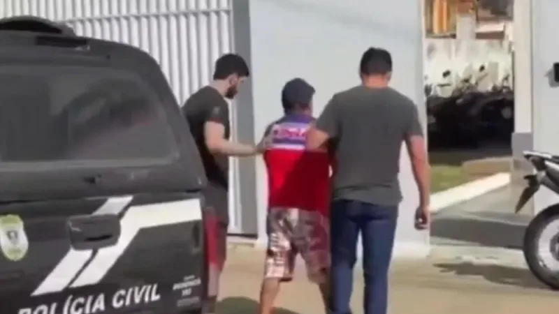 Maringá 98 FM — Policiais civis da Delegacia de Pombal cumpriram, na tarde desta quarta-feira (3), um mandado de prisão contra um homem condenado pelo crime de estupro de vulnerável. De acordo com a Polícia Civil, o condenado recebeu pena de oito anos de reclusão em regime fechado por um crime cometido em 2021. Após diligências e trabalho de investigação, os policiais localizaram o homem no bairro Riacho do Bode, em Pombal, efetuando a prisão sem registro de intercorrências. O condenado foi conduzido à Delegacia de Polícia Civil para os procedimentos cabíveis e permanecerá à disposição da Justiça, aguardando a realização da audiência de custódia.