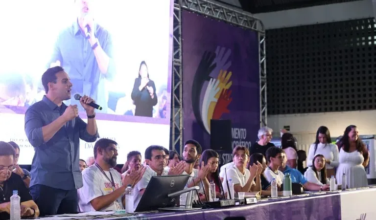 Maringá 98 FM — Ogovernador Lucas Ribeiro abriu, nesta sexta-feira (5), em Pombal, Sertão paraibano e sede da 13ª Região Geoadministrativa (RGA), mais um bloco de plenárias do Orçamento Democrático Estadual (ODE 2026). Durante a audiência, realizada no Ginásio Estadual Eliezer Ghandi Abrantes, foram destinados pelo chefe do Executivo estadual recursos superiores a R$ 33,9 milhões, e eleitas como prioridades para a região Estradas e Mobilidade, Saúde e Educação, com a participação de 3.241 pessoas. Ao abrir a plenária – a segunda maior da história da região –, Lucas Ribeiro evidenciou a importância do ODE como instrumento de transformação que a Paraíba vive. “Muito obrigado [&hellip;]