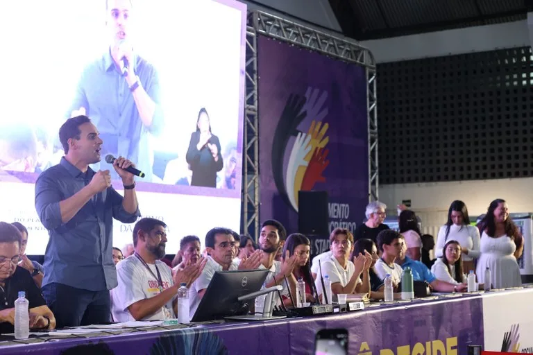 Maringá 98 FM — Ogovernador Lucas Ribeiro abriu, nesta sexta-feira (5), em Pombal, Sertão paraibano e sede da 13ª Região Geoadministrativa (RGA), mais um bloco de plenárias do Orçamento Democrático Estadual (ODE 2026). Durante a audiência, realizada no Ginásio Estadual Eliezer Ghandi Abrantes, foram destinados pelo chefe do Executivo estadual recursos superiores a R$ 33,9 milhões, e eleitas como prioridades para a região Estradas e Mobilidade, Saúde e Educação, com a participação de 3.241 pessoas. Ao abrir a plenária – a segunda maior da história da região –, Lucas Ribeiro evidenciou a importância do ODE como instrumento de transformação que a Paraíba vive. “Muito obrigado […]