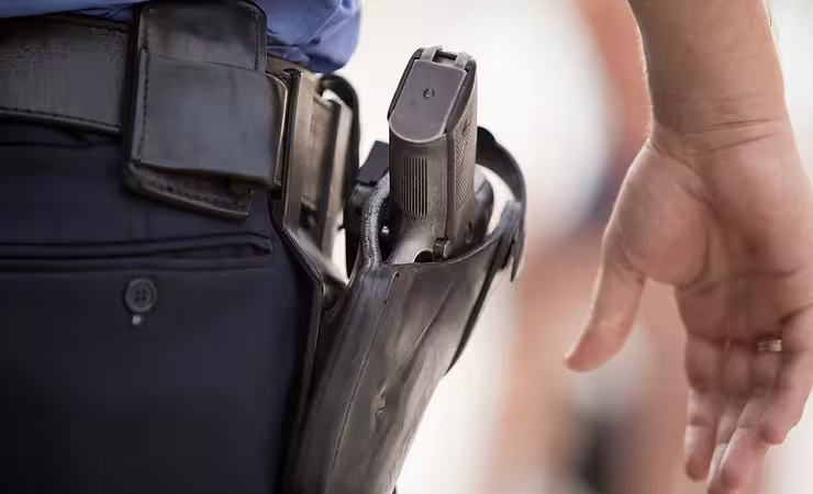 Maringá 98 FM — A Comissão de Segurança Pública da Câmara dos Deputados aprovou um projeto de lei que autoriza o porte de arma de fogo para corretores de imóveis durante o exercício da atividade profissional. A proposta inclui os profissionais registrados nos Conselhos Regionais de Corretores de Imóveis (Creci) entre as categorias com direito ao porte funcional. O texto aprovado é um substitutivo apresentado pelo relator da matéria, deputado Capitão Alden (PL-BA), ao Projeto de Lei 942/26, de autoria do deputado Delegado Caveira (PL-PA). Em vez de criar uma legislação específica, o relator optou por promover alterações no Estatuto do Desarmamento. Segundo Capitão Alden, [&hellip;]