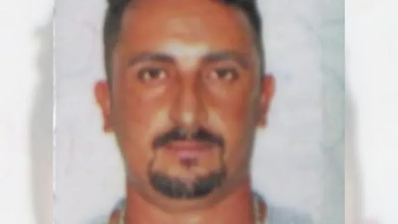Maringá 98 FM — Um homem de 32 anos foi morto a facadas nas primeiras horas desta quarta-feira (24), no município de Lagoa Seca, no Agreste da Paraíba, após tentar intervir em uma discussão entre os vizinhos. O crime aconteceu por volta das 5h, na Rua Dona Paulina, nas proximidades do cemitério da cidade. A vítima foi identificada como Pablo Fernandes dos Santos. De acordo com informações da Delegacia de Homicídios e Proteção à Pessoa de Campina Grande, o principal suspeito do crime é Vinícius da Silva Gomes, de 26 anos, que fugiu após o homicídio e é considerado foragido. Segundo o delegado Rafael Pedrosa, [&hellip;]