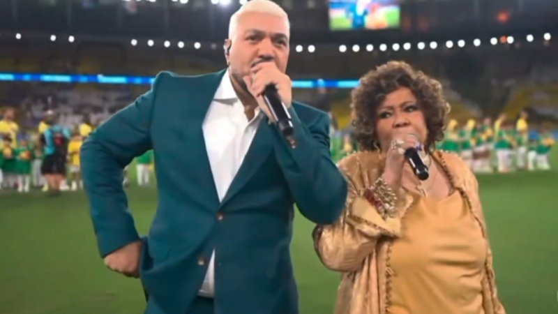 Maringá 98 FM — A apresentação de Belo e Alcione antes do amistoso entre Brasil e Panamá, que ocorre no Maracanã neste domingo (31), vem repercutindo nas redes sociais. Eles viraram meme pela apresentação do hino nacional brasileiro, e internautas criticaram os artistas pelo descompasso. “Tem que demitir quem teve a ideia de colocar o Belo e a Alcione para cantar o hino”, escreveu um dos perfis. “Belo e Alcione deixando o hino morrer”, disse outro espectador. “Me deu dor física escutar Alcione e Belo cantando o Hino Nacional Brasileiro. Que vergonha foi essa? Era melhor ter deixado a torcida ter cantado a capela do [&hellip;]