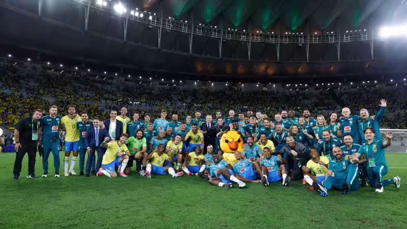 Maringá 98 FM — A Seleção Brasileira enfrenta o Haiti nesta sexta-feira (19), às 21h30, pela segunda rodada da Copa do Mundo de 2026, e apesar do favoritismo amplo, os haitianos têm qualidades que podem dificultar a vida do time de Dorival Júnior. O principal ponto de atenção é a intensidade física. No primeiro jogo da Copa, contra a Escócia, o Haiti mostrou entrega total em campo, com jogadores que correm, dividem e desarmam com vigor. O lateral brasileiro Douglas Santos reconheceu a qualidade do adversário: “É uma seleção que tem uma intensidade forte. Tem se mostrado seleção muito qualificada.” Outro risco é a retranca. [&hellip;]