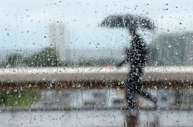 Maringá 98 FM — &nbsp; O Instituto Nacional de Meteorologia (Inmet) emitiu um alerta amarelo para chuvas em toda Paraíba, além de um alerta laranja para João Pessoa e mais 52 cidades. Os avisos seguem válido até as 23h59 da quarta-feira (3). As cidades com alerta laranja podem receber chuvas intensas, com previsão entre 30 e 60 milímetros por hora ou 50 a 100 milímetros por dia, além de ventos de 60-100 quilômetros por hora. Há risco de corte de energia elétrica, queda de galhos de árvores, alagamentos e de descargas elétricas. Para os municípios sob o alerta amarelo, o risco de corte de energia [&hellip;]