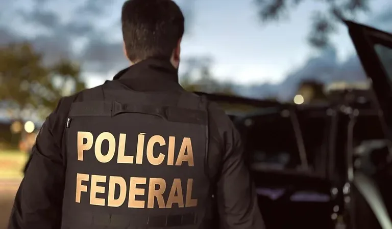 Maringá 98 FM — A Polícia Federal cumpriu, na manhã desta quarta-feira (17), um mandado de busca e apreensão contra um homem suspeito de guardar imagens de abuso de crianças e adolescentes na Paraíba. A ação, chamada Operação Rescue 23, foi deflagrada em Cajazeiras. &nbsp; De acordo com a PF, o alvo é investigado por armazenamento de fotos e de vídeos com conteúdo de abuso sexual envolvendo crianças e adolescentes. “As investigações tiveram início com a análise de cenas contidas em diversos vídeos”, informou a Polícia. &nbsp; A investigação iniciou após uma notificação do National Center for Missing and Exploited Children (NCMEC) à PF sobre [&hellip;]