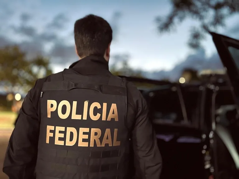 Maringá 98 FM — A Polícia Federal cumpriu, na manhã desta quarta-feira (17), um mandado de busca e apreensão contra um homem suspeito de guardar imagens de abuso de crianças e adolescentes na Paraíba. A ação, chamada Operação Rescue 23, foi deflagrada em Cajazeiras.   De acordo com a PF, o alvo é investigado por armazenamento de fotos e de vídeos com conteúdo de abuso sexual envolvendo crianças e adolescentes. “As investigações tiveram início com a análise de cenas contidas em diversos vídeos”, informou a Polícia.   A investigação iniciou após uma notificação do National Center for Missing and Exploited Children (NCMEC) à PF sobre […]