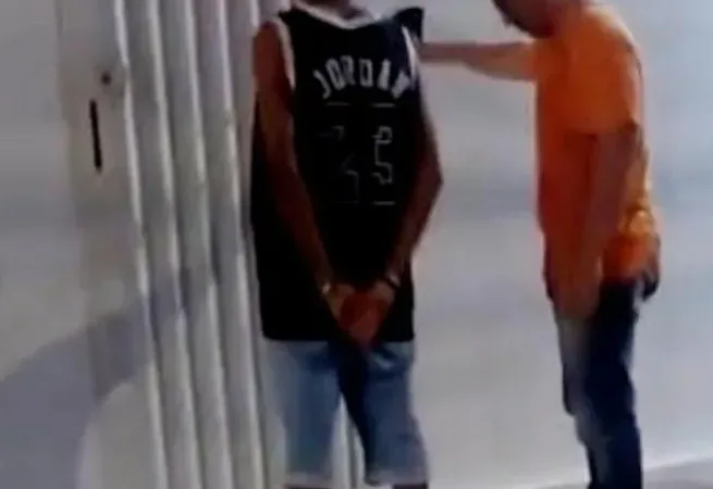 Maringá 98 FM — Policiais civis da Delegacia de Pombal, desencadearam na noite dessa terça-feira (16), uma ação que resultou na captura de um indivíduo foragido de Justiça, no município de Cajazeirinhas. De acordo com as investigações, Jonatas Micael Silva Sousa, de 22 anos, é acusado de ter praticado os crimes de furto e associação criminosa, crimes estes praticados em um shopping no estado do Maranhão neste ano. Após um trabalho investigativo, o indivíduo foi localizado e preso em frente a sua residência. Posteriormente, o infrator da lei foi conduzido à delegacia de Polícia Civil para serem adotados os procedimentos cabíveis e deverá ser submetido [&hellip;]