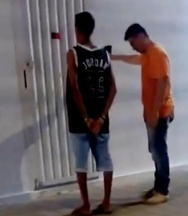 Maringá 98 FM — Policiais civis da Delegacia de Pombal, desencadearam na noite dessa terça-feira (16), uma ação que resultou na captura de um indivíduo foragido de Justiça, no município de Cajazeirinhas. De acordo com as investigações, Jonatas Micael Silva Sousa, de 22 anos, é acusado de ter praticado os crimes de furto e associação criminosa, crimes estes praticados em um shopping no estado do Maranhão neste ano. Após um trabalho investigativo, o indivíduo foi localizado e preso em frente a sua residência. Posteriormente, o infrator da lei foi conduzido à delegacia de Polícia Civil para serem adotados os procedimentos cabíveis e deverá ser submetido […]