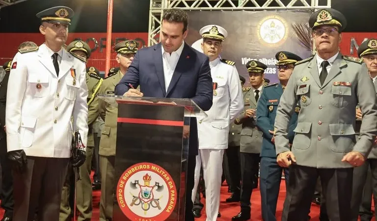 Maringá 98 FM — &nbsp; O governador Lucas Ribeiro autorizou, na noite desta terça-feira (30), a convocação dos candidatos do cadastro de reserva do Curso de Formação de Oficiais (CFO) da Polícia Militar da Paraíba (PMPB) e do Corpo de Bombeiros Militar da Paraíba (CBMPB). O anúncio foi feito durante a solenidade de Aspirantado 2026 do Corpo de Bombeiros Militar da Paraíba, que marcou a formatura de 17 novos aspirantes a oficial da corporação, 14 da Paraíba e três do Corpo de Bombeiros Militar do Rio Grande do Norte (CBMRN).  A autorização amplia o quadro de oficiais das duas forças de segurança e complementa as [&hellip;]