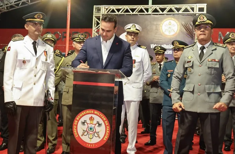 Maringá 98 FM —   O governador Lucas Ribeiro autorizou, na noite desta terça-feira (30), a convocação dos candidatos do cadastro de reserva do Curso de Formação de Oficiais (CFO) da Polícia Militar da Paraíba (PMPB) e do Corpo de Bombeiros Militar da Paraíba (CBMPB). O anúncio foi feito durante a solenidade de Aspirantado 2026 do Corpo de Bombeiros Militar da Paraíba, que marcou a formatura de 17 novos aspirantes a oficial da corporação, 14 da Paraíba e três do Corpo de Bombeiros Militar do Rio Grande do Norte (CBMRN).  A autorização amplia o quadro de oficiais das duas forças de segurança e complementa as […]