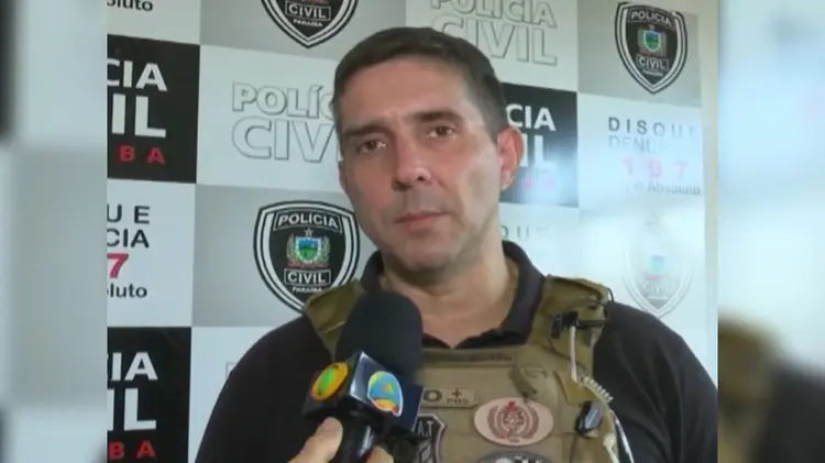 Maringá 98 FM — O delegado Braz Morroni da Polícia Civil está entre um dos presos da Operação Perfidus, deflagrada na manhã desta terça-feira (20) pela PCPB e pelo Ministério Público da Paraíba (MPPB). Ação investiga uma organização criminosa pelos crimes de tráfico de drogas, corrupção e outros crimes correlatos. O delegado é conhecido pela atuação no Grupo de Operações Especiais (GOE) e por investigações de grande repercussão no estado. Conforme trouxe o ClickPB, nove mandados de prisão e 24 mandados de busca e apreensão foram cumpridos em diferentes localidades da Paraíba. A Justiça também determinou o bloqueio judicial de aproximadamente R$ 10 milhões, visando interromper o fluxo financeiro das [&hellip;]