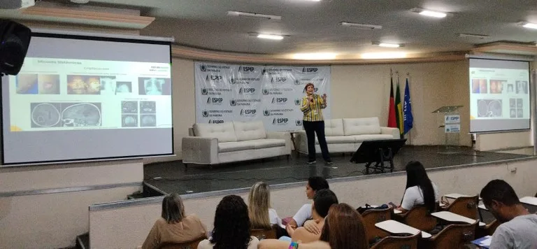 Maringá 98 FM — Com o objetivo de ampliar o diagnóstico precoce, agilizar o acesso ao tratamento e fortalecer o monitoramento de doenças fúngicas que podem causar complicações graves, a Secretaria de Estado da Saúde da Paraíba (SES), em parceria com o Ministério da Saúde e o Laboratório Central de Saúde Pública da Paraíba (Lacen-PB), realizou, nessa quarta (10) e quinta-feira (11), a Oficina para Implantação da Vigilância das Micoses Endêmicas e Oportunistas. O evento ocorreu no auditório da Escola de Serviço Público do Estado da Paraíba (Espep), em João Pessoa, reunindo profissionais da assistência, vigilância epidemiológica e rede laboratorial de todo o estado. A [&hellip;]