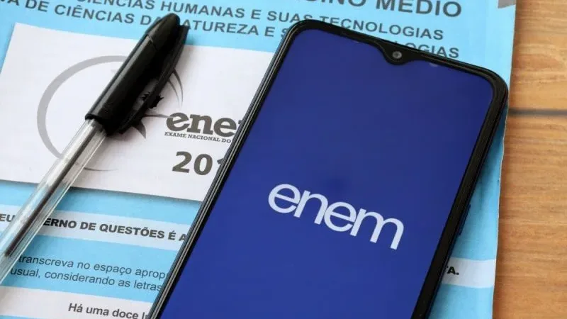 Maringá 98 FM — O prazo de inscrições para o Exame Nacional do Ensino Médio (Enem) 2026 termina nesta sexta-feira (5). Os interessados devem se inscrever exclusivamente pela internet, na Página do Participante, no portal do Inep. Para os estudantes que concluíram o ensino médio em escolas públicas, a inscrição é automática. No entanto, estudante precisará confirmar sua participação no sistema de inscrição, escolher a opção de prova de língua estrangeira (inglês ou espanhol) e indicar, se for o caso, a necessidade de recursos de acessibilidade ou se quer ser tratado pelo nome social. A taxa de inscrição é de R$ 85 e o pagamento deve ser [&hellip;]