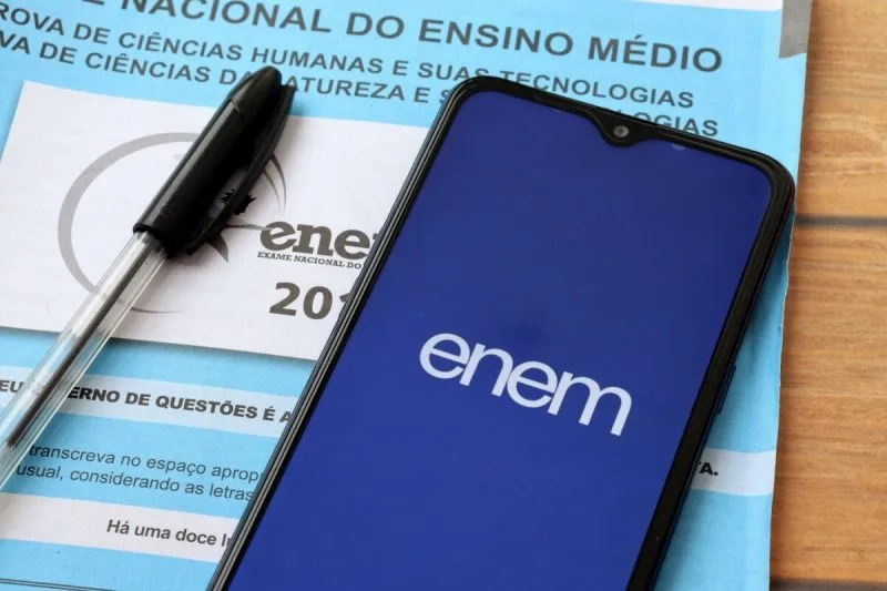 Maringá 98 FM — O prazo de inscrições para o Exame Nacional do Ensino Médio (Enem) 2026 termina nesta sexta-feira (5). Os interessados devem se inscrever exclusivamente pela internet, na Página do Participante, no portal do Inep. Para os estudantes que concluíram o ensino médio em escolas públicas, a inscrição é automática. No entanto, estudante precisará confirmar sua participação no sistema de inscrição, escolher a opção de prova de língua estrangeira (inglês ou espanhol) e indicar, se for o caso, a necessidade de recursos de acessibilidade ou se quer ser tratado pelo nome social. A taxa de inscrição é de R$ 85 e o pagamento deve ser […]