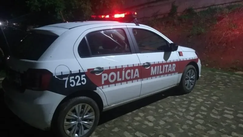Maringá 98 FM — Uma jovem de 25 anos foi vítima de um ataque a faca na noite desta segunda-feira (22), em um apartamento localizado na cidade de Cajazeiras, no Sertão da Paraíba. O principal suspeito do crime é o próprio padrasto da vítima, que fugiu após a agressão e segue sendo procurado pelas autoridades. De acordo com informações da Polícia Militar, o caso aconteceu após uma série de desentendimentos familiares registrados no imóvel. Inicialmente, vizinhos acionaram a PM devido a uma intensa discussão entre os moradores. Ao chegar ao local, os policiais conseguiram acalmar os ânimos e deixaram a residência após a situação aparentar [&hellip;]