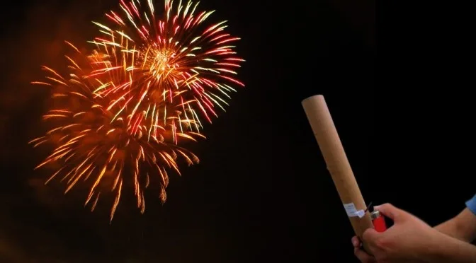 Maringá 98 FM — O Governo da Paraíba lançou ontem a campanha “Paraíba com Fogos Sem Barulho – Comemoração Combina com Respeito”, iniciativa que busca conscientizar a população sobre a proibição do uso de fogos de artifício com estampido e incentivar a adoção de alternativas que preservem o bem-estar animal, a inclusão social e a saúde pública durante os festejos juninos e jogos da Copa do Mundo. A Lei Estadual nº 13.235/2024proíbe em todo o território paraibano a fabricação, comercialização, guarda, transporte e utilização de fogos de artifício com estampido. A legislação tem como objetivo proteger os animais, pessoas com Transtorno do Espectro Autista (TEA), idosos, pacientes hospitalizados e [&hellip;]