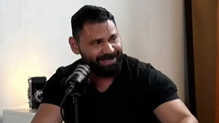 Maringá 98 FM — O investigador da Polícia Civil da Paraíba Everton Aires, conhecido como Bomba, é suspeito de liderar um esquema de revenda de drogas apreendidas em operações policiais e de ter recebido mais de R$ 4 milhões nos últimos cinco anos, segundo investigação. Os novos detalhes do caso foram divulgados pelo Fantástico, que teve acesso a gravações, vídeos e informações bancárias reunidas pela Polícia Civil e pelo Ministério Público. Segundo a Polícia Civil, Everton Aires atuava com outros policiais civis na negociação de entorpecentes, na proteção de foragidos e no repasse de informações a criminosos. As investigações indicam que drogas apreendidas em ações policiais […]