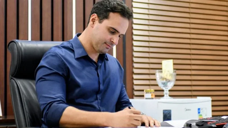Maringá 98 FM — O governador Lucas Ribeiro anunciou, nesta quinta-feira (25), a convocação de 1.829 aprovados em concursos públicos para atuar nas áreas de educação, segurança e saúde da Paraíba. A medida contempla 1.176 professores para a rede estadual de ensino, 491 aprovados para a Polícia Militar e o Corpo de Bombeiros, além de 162 profissionais para atuação na PB Saúde. Durante o anúncio, o governador destacou que as convocações representam mais um passo na valorização do serviço público e no fortalecimento das políticas públicas executadas pelo Estado. “Estamos fortalecendo áreas essenciais para a população paraibana, garantindo mais qualidade nos serviços públicos e criando [&hellip;]