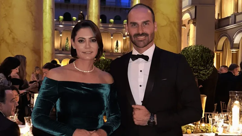 Maringá 98 FM — A ex-primeira-dama Michelle Bolsonaro deixou de seguir os enteados Eduardo Bolsonaro e Carlos Bolsonaro nas redes sociais. A movimentação acontece dias após a divulgação de vídeos em que ela relatou episódios de desrespeito e constrangimento envolvendo filhos do ex-presidente Jair Bolsonaro. Michelle, no entanto, manteve o senador Flávio Bolsonaro entre os perfis seguidos, em meio ao desgaste público dentro da família. A crise ganhou repercussão após Michelle afirmar, em vídeos publicados nas redes, que teria sido tratada com rispidez durante uma conversa telefônica com Flávio Bolsonaro. Ela disse ter se sentido “humilhada” com a situação. Flávio Bolsonaro negou desrespeito, pediu desculpas [&hellip;]
