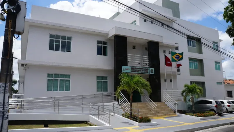 Maringá 98 FM — O Ministério Público do Trabalho (MPT) publicou uma nota técnica defendendo que menores de 16 anos não podem atuar como influenciadores digitais quando houver exploração econômica da imagem, como monetização de perfis, publicidade e recebimento de patrocínios. Segundo o órgão, esse tipo de atividade deve ser considerado trabalho infantil, sendo permitido apenas em casos de atividades artísticas devidamente autorizadas pela Justiça, com regras específicas definidas por alvará judicial. A orientação ocorre em meio à regulamentação do chamado ECA Digital, que estabelece novas diretrizes para a atuação de crianças e adolescentes no ambiente online e está em discussão no Conselho Nacional de [&hellip;]