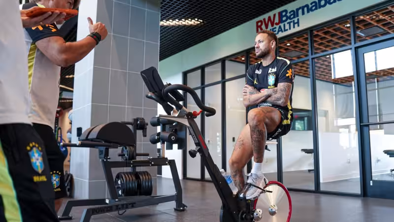 Maringá 98 FM — A recuperação da lesão muscular de Neymar é considerada satisfatória e “dentro dos parâmetros esperados” pela CBF (Confederação Brasileira de Futebol) para a Copa do Mundo de 2026. Em comunicado divulgado na tarde desta segunda-feira (8), a entidade informou que o atacante foi submetido por uma ressonância magnética para avaliar as condições da panturrilha. Segundo a CBF, “o exame apontou boa evolução em seu tratamento”. “Ele seguirá o processo de recuperação e de preparação física planejado pela comissão médica da Seleção Brasileira”, diz a nota. Entenda a lesão de Neymar A lesão muscular de grau 2 na panturrilha de Neymar foi [&hellip;]