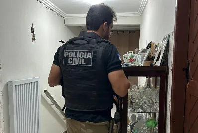 Maringá 98 FM — Uma operação da Polícia Civil, deflagrada na manhã desta quinta-feira (18), cumpriu mandados de busca e apreensão contra suspeitos de integrar um esquema criminoso de desvio de dinheiro para sites de apostas na Paraíba e em outros três estados. Segundo informações da Polícia Civil, os suspeitos teriam criado um sistema de e-mails bancários falsos e os enviavam às vítimas como supostas propostas de cartão de crédito. Ao acessarem o link anexado, elas eram direcionadas para páginas que imitavam os sites das instituições financeiras, onde forneciam dados pessoais. Após desviarem dinheiro das contas das vítimas, os suspeitos transferiam os valores para sites [&hellip;]