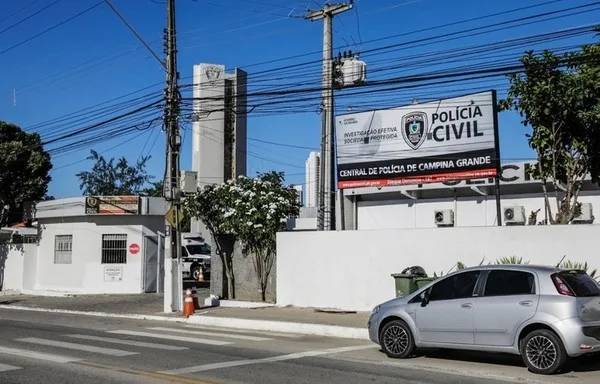 Maringá 98 FM — O empresário Cristian Dantas, suspeito de matar a tiros o engenheiro Rubens Fernando da Costa Filho na saída da festa privada Soul João, em Lagoa Seca, passou por audiência de custódia nessa segunda-feira (22). Na audiência, manteve a prisão preventiva. A Delegacia de Homicídios de Campina Grande, responsável pela investigação, está formalizando os procedimentos finais referentes ao crime. O corpo da vítima, o engenheiro Rubens Fernando da Costa Filho, foi velado e enterrado, na manhã desta segunda-feira, em Guarabira, sua cidade natal. Relembre o crime Um homem foi assassinado a tiros na saída de uma festa, no último domingo, na zona rural [&hellip;]