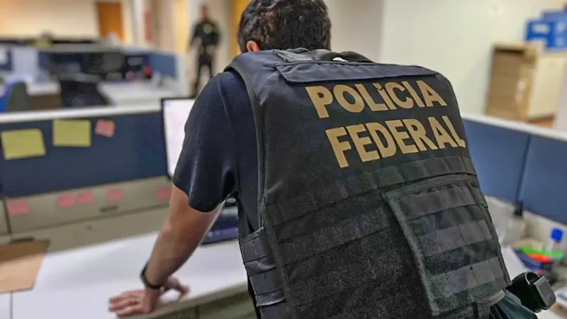 Maringá 98 FM — A Polícia Federal (23) está desde cedo nas ruas para cumprir mandados judiciais no âmbito da Operação Miragem, deflagrada nesta terça-feira (23) para apurar crimes contra o Sistema Financeiro Nacional, previstos na Lei nº 7.492/1986.  O alvo das investigações é o Banco Digimais, controlado pelo bispo Edir Macedo, líder da Igreja Universal do Reino de Deus. Mais de 50 policiais federais cumprem nove mandados de busca e apreensão expedidos pela Justiça Federal em São Paulo. Entre as medidas estão a quebra de “sigilos bancário e fiscal dos investigados e o sequestro e bloqueio de bens e valores de até R$ 670 milhões. [&hellip;]