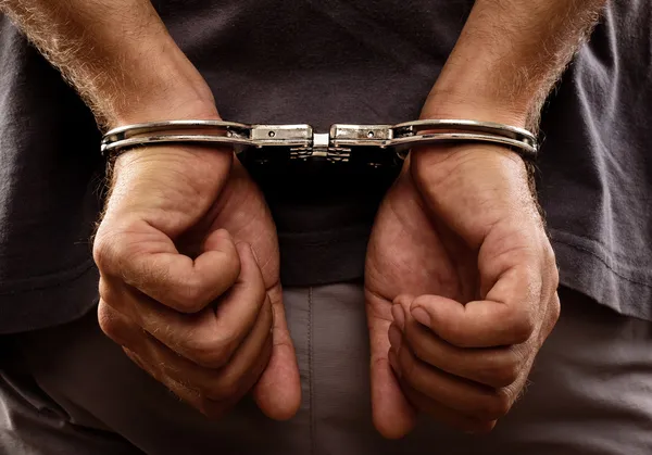 Maringá 98 FM — Um homem condenado pelo crime de estupro foi preso na tarde desta quinta-feira (25), durante o cumprimento de um mandado de prisão no município de Condado, no Sertão da Paraíba. De acordo com a Polícia Militar, a ação foi realizada por uma guarnição da 2ª Companhia do 3º BPM, após informações apontarem a localização de um indivíduo monitorado por tornozeleira eletrônica que possuía uma ordem judicial em aberto. Os policiais realizaram diligências, localizaram o endereço indicado e identificaram o suspeito. Após a confirmação da ordem judicial, ele foi informado sobre o mandado e recebeu voz de prisão, sendo adotados todos os [&hellip;]