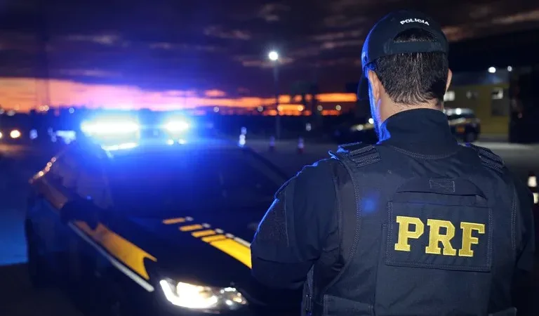 Maringá 98 FM — O período de São João na Paraíba registrou 24 acidentes de trânsito em rodovias federais entre os dias 19 e 24 de junho. Os dados foram divulgados pela Polícia Rodoviária Federal (PRF) em balanço parcial da Operação Festejos Juninos. Durante as ações de fiscalização, quatro motoristas foram presos por embriaguez ao volante. Segundo a PRF, os condutores realizaram o teste do etilômetro e apresentaram índices de álcool que configuram crime de trânsito. As equipes também intensificaram o combate ao tráfico de drogas nas estradas. Em uma das abordagens, foram apreendidos 10 quilos de maconha transportados em um veículo. Além disso, três [&hellip;]