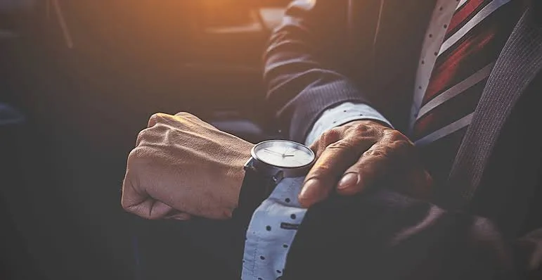 Maringá 98 FM — &nbsp; O Governo da Paraíba, por meio da Secretaria de Estado da Administração (Sead), publica nesta sexta-feira (26) a Portaria nº 463/2026, que estabelece horário especial de funcionamento nas repartições públicas estaduais da Administração Direta e Indireta do Poder Executivo nesta segunda-feira (29), em razão do jogo da Seleção Brasileira de Futebol pela Copa do Mundo da FIFA 2026. De acordo com a portaria, assinada pelo secretário de Estado da Administração, André Freitas da Silva Félix, o expediente será realizado das 8h às 12h. A medida considera a realização do jogo da Seleção Brasileira, marcado para as 14h do mesmo dia. [&hellip;]