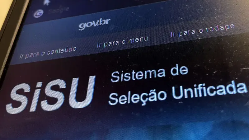 Maringá 98 FM — O programa Sisu+, que redistribui as vagas que não foram preenchidas durante a etapa regular do Sisu, abre suas inscrições a partir desta segunda-feira (15). As vagas são destinadas para candidatos que participaram de pelo menos uma edição do Enem nos últimos três anos ou concorrido a vagas na etapa regular do Sisu 2026. As inscrições podem ser realizadas por meio do Portal Único de Acesso ao Ensino Superior, na parte do Sisu, até o dia 19 de junho. O candidato poderá escolher até duas opções de curso indicadas como primeira e segunda opção. A plataforma permite consultar antecipadamente as vagas e filtrar cursos, instituições, [&hellip;]