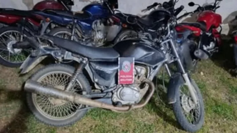 Maringá 98 FM — Na noite desse domingo, 07 de maio de 2026, por volta das 21h, durante ações de patrulhamento de rotina, uma guarnição de Rádio Patrulhamento avistou uma motocicleta parada que por suas características chamou a atenção para uma verificação detalhada. Após uma consulta junto aos sistemas integrados foi possível constatar que a placa ostentada pela motocicleta estava baixada, número do chassi e motor suprimidos, diante dos fatos constatados a motocicleta foi encaminhada para Delegacia de Polícia Civil da cidade de Pombal para as medidas pertinentes ao caso. A Polícia Militar da Paraíba reafirma seu compromisso no combate contínuo aos ilícitos de adulteração [&hellip;]