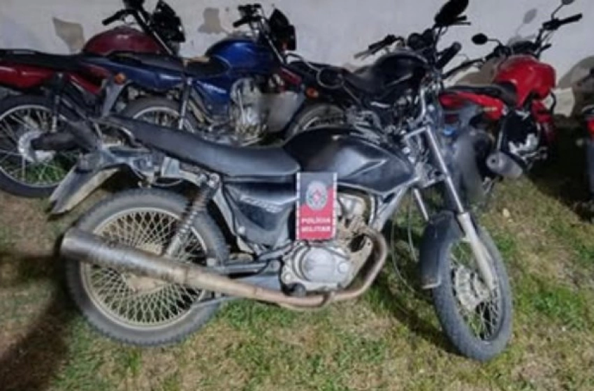 Maringá 98 FM — Na noite desse domingo, 07 de maio de 2026, por volta das 21h, durante ações de patrulhamento de rotina, uma guarnição de Rádio Patrulhamento avistou uma motocicleta parada que por suas características chamou a atenção para uma verificação detalhada. Após uma consulta junto aos sistemas integrados foi possível constatar que a placa ostentada pela motocicleta estava baixada, número do chassi e motor suprimidos, diante dos fatos constatados a motocicleta foi encaminhada para Delegacia de Polícia Civil da cidade de Pombal para as medidas pertinentes ao caso. A Polícia Militar da Paraíba reafirma seu compromisso no combate contínuo aos ilícitos de adulteração […]