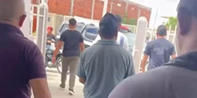 Maringá 98 FM — Dois homens, de 51 e 52 anos, foram presos nesta terça-feira (9), em Pombal, no Sertão da Paraíba, suspeitos de estuprar uma adolescente de 13 anos que está grávida. Segundo a Polícia Civil, a vítima seria sobrinha-neta do suspeito de 51 anos. O delegado Jonas Avelar informou que a denúncia partiu da mãe da menina, que, ao perceber que ela estava sem querer ir para a escola e com a menstruação atrasada, pressionou a adolescente, que relatou os abusos. Um exame laboratorial comprovou a gestação, mas o delegado não soube informar com quantas semanas a vítima está. Ainda segundo o delegado, [&hellip;]