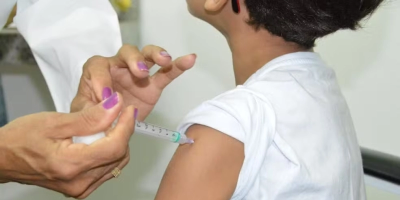 Maringá 98 FM — A rede pública de saúde da Paraíba começou a receber a vacina Pneumo 20, que faz parte do calendário do SUS para proteger contra doenças causadas pela bactéria pneumococo, como pneumonia e meningite. O estado recebeu 10.990 doses para iniciar a vacinação, focando em crianças menores de 5 anos e outros grupos prioritários. Antes da incorporação à rede pública, a vacina era disponibilizada apenas na rede privada, com custo superior a R$ 500 por dose, segundo o Ministério da Saúde. Com a inclusão no SUS, o imunizante passa a ser ofertado gratuitamente à população. A Pneumo 20 protege contra 20 sorotipos [&hellip;]