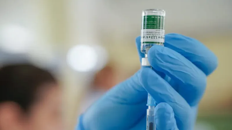 Maringá 98 FM — A Agência Nacional de Vigilância Sanitária (Anvisa) instituiu nesta terça-feira (16) grupo de trabalho para aprofundar a avaliação da segurança da vacina contra a dengue Butantan-DV.  De acordo com a Portaria nº 715/2026, cabe ao novo colegiado coordenar e dar suporte técnico às atividades de um painel de especialistas, responsável por analisar dados clínicos de eventos adversos notificados após a aplicação do imunizante. Segundo a norma, o grupo de trabalho atuará na avaliação de informações complementares apresentadas pelo detentor do registro da vacina e na consolidação de dados necessários para revisar o perfil de risco e benefício do produto. A iniciativa ocorre no contexto do monitoramento contínuo [&hellip;]