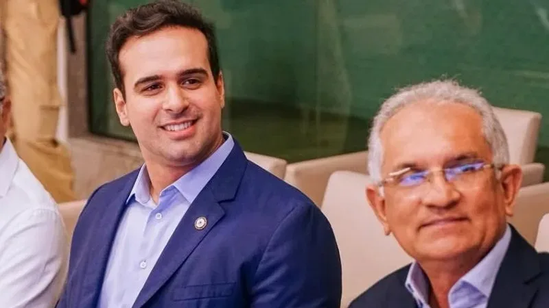 Maringá 98 FM — O governador Lucas Ribeiro (PP) fez mudanças na equipe da Secretaria de Estado do Turismo e do Desenvolvimento Econômico. As nomeações foram publicadas na edição desta quinta-feira (18) do Diário Oficial. Uma das novidades foi a nomeação do ex-prefeito de Araruna, Vital Costa, para o cargo de secretário de Estado do Turismo. Antes, Vital era secretário executivo da pasta. Vital Costa substitui Marianne Góes, que estava à frente da pasta desde abril deste ano, quando assumiu o cargo após a saída de Rosália Lucas, pré-candidata a deputada estadual. Marianne Góes, por sua vez, foi nomeada para o cargo de gerente executiva [&hellip;]
