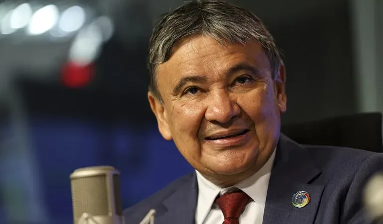 Maringá 98 FM — O ministro do Desenvolvimento e Assistência Social, Família e Combate à Fome, Wellington Dias, cumpre agenda em João Pessoa na próxima segunda-feira (15), onde participa da entrega de oito vans adaptadas para unidades da assistência social da Paraíba. Os veículos foram adquiridos com investimento de R$ 2,35 milhões do Governo Federal e serão destinados aos municípios de Alagoa Grande, Campina Grande, Conceição, João Pessoa, Picuí, Pitimbu e Santa Rita. A iniciativa busca ampliar o acesso da população aos serviços oferecidos pelo Sistema Único de Assistência Social (SUAS). As vans serão utilizadas por equipamentos como os Centros de Referência de Assistência Social [&hellip;]