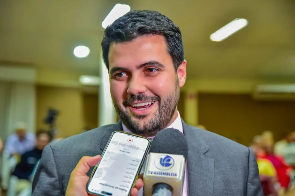Maringá 98 FM —   Em votação realizada nesta terça-feira (09), a Assembleia Legislativa da Paraíba (ALPB) aprovou o Projeto de Lei nº 7.085/2026, de autoria do deputado estadual Wilson Filho (Republicanos). A nova legislação proíbe as concessionárias de interromperem o fornecimento de serviços públicos essenciais, como energia elétrica, água e esgotamento sanitário, por falta de pagamento, em dias e horários específicos. A iniciativa marca uma forte atuação do parlamentar na defesa dos direitos do consumidor paraibano frente às empresas prestadoras de serviços. O texto aprovado estabelece critérios rígidos para evitar surpresas aos cidadãos. Os cortes ficam expressamente proibidos às sextas-feiras, sábados e domingos, além […]