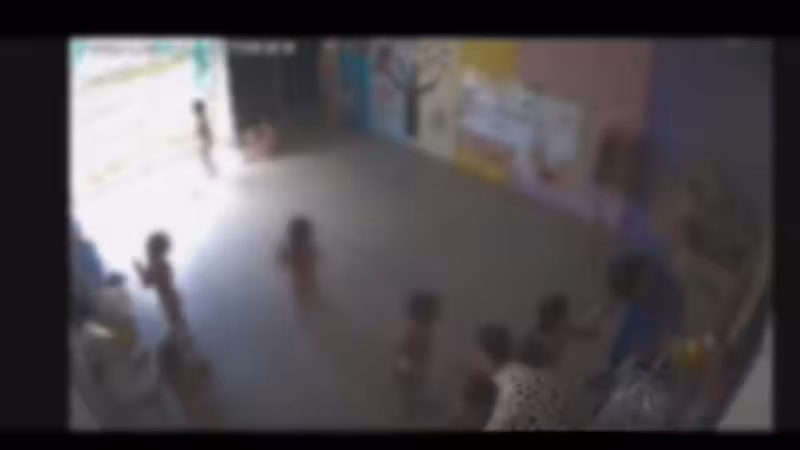 Maringá 98 FM — Uma menina de dois anos foi vítima de abuso sexual em João Pessoa, conforme laudo do Instituto de Polícia Científica (IPC). A família suspeita que a violência tenha ocorrido na creche onde a criança estuda. O caso é investigado pela Polícia Civil. A mãe percebeu um ferimento na região íntima da filha durante uma troca de fraldas. Em seguida, procurou atendimento médico, e a menina foi encaminhada ao IPC para a realização de um exame pericial. De acordo com o laudo, não houve conjunção carnal. Entretanto, o exame constatou uma lesão recente na região do hímen, indicando que a criança foi vítima de outro ato [&hellip;]