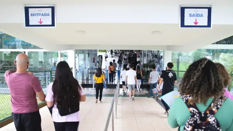 Maringá 98 FM — As inscrições gratuitas para o processo seletivo do Programa Universidade para Todos (Prouni) do segundo semestre terminam às 23h59 desta sexta-feira (10), no horário de Brasília. O programa oferece bolsas de estudo integrais – que cobrem 100% do valor da mensalidade– e parciais (50% do valor da mensalidade) em cursos de graduação e sequenciais de formação específica, em instituições privadas de ensino superior. Nesta edição, o programa oferta mais de 471 mil bolsas de estudos parciais e integrais em 879 instituições privadas de ensino superior, no segundo semestre de 2026. Inscrições online O procedimento de inscrição deve ser feito exclusivamente pelo Portal [&hellip;]