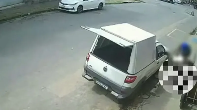 Maringá 98 FM — Um homem foi preso suspeito de mostar as partes íntimas à duas crianças. O crime aconteceu no dia 8 deste mês no bairro do Zé Pinheiro, em Campina Grande. De acordo com o delegado Heitor Soares, da Polícia Civil, as vítimas estavam indo para a escola quando se depararam com o suspeito. Ao notar a aproximação das crianças, o homem colocou o pênis para fora da calça. Em seguida, o suspeito fugiu. O crime ganhou repercussão após imagens de uma câmera de segurança flagrarem o ato e a população divulgar a situação nas redes sociais. Ainda segundo o delegado, o suspeito [&hellip;]