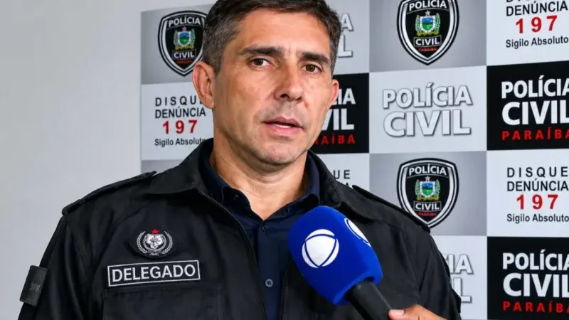 Maringá 98 FM — A juíza Conceição Marciscano, da 2ª Vara Regional de Garantias, estendeu, nessa terça-feira (30), por mais 30 dias, as prisões temporárias do delegado Braz Morroni e dos policiais Eduardo Jorge e Everton Silva. Os três foram presos suspeitos de integrarem uma organização criminosa que desviava entorpecentes apreendidos e roubava drogas de traficantes para vender a grupos rivais além de fornecimento de informações a criminoso para evitar prisão. A prorrogação das prisões foi solicitada pela Polícia Civil e pelo Ministério Público da Paraíba. O pleito levou em consideração a necessidade de mais tempo para análise dos materiais apreendido. Para a Justiça, a [&hellip;]
