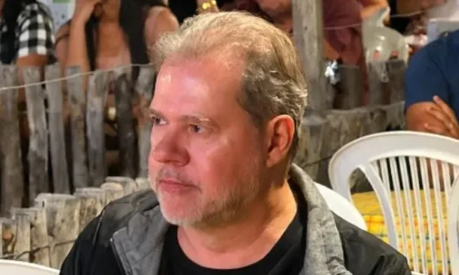 Maringá 98 FM — O ministro do Supremo Tribunal Federal (STF), Dias Toffoli, está na Paraíba, de férias. Ele esteve nesse sábado (5) no município de Poço de José de Moura, no Alto Sertão da Paraíba. Na cidade, o magistrado conheceu projetos culturais e sociais desenvolvidos pela ONG Pisada do Sertão, além de visitar espaços de preservação das tradições populares da região. A informação foi publicada inicialmente pelo jornalista Leonardo Abrantes, no site Seu Leo. De férias no Sertão paraibano, o ministro esteve acompanhado da esposa, a juíza Renata Gil, magistrada da Justiça do Rio de Janeiro e atual diretora de Assuntos Internacionais do Tribunal [&hellip;]