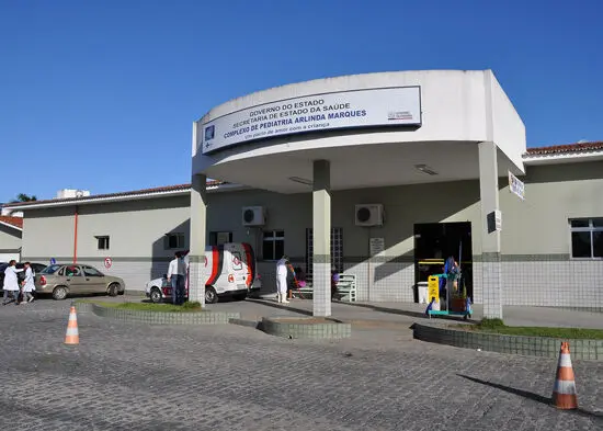 Maringá 98 FM — Um carro capotou, na tarde do domingo (19), no bairro do Varadouro, em João Pessoa. Uma criança de três anos, que estava no veículo, chegou a ser levada para o Complexo Pediátrico Arlinda Marques, mas não resistiu e veio a óbito. Seguindo informações preliminares, a avó dirigia o veículo quando o veículo capotou. Dois netos, de dois e três anos, estavam no carro. O Corpo de Bombeiros informou que a criança em estado mais grave foi socorrida para a unidade hospitalar por familiares. Já o irmão, de dois anos, foi socorrido pela equipe. Ele apresentava lesões e hematomas. As causas do acidente [&hellip;]
