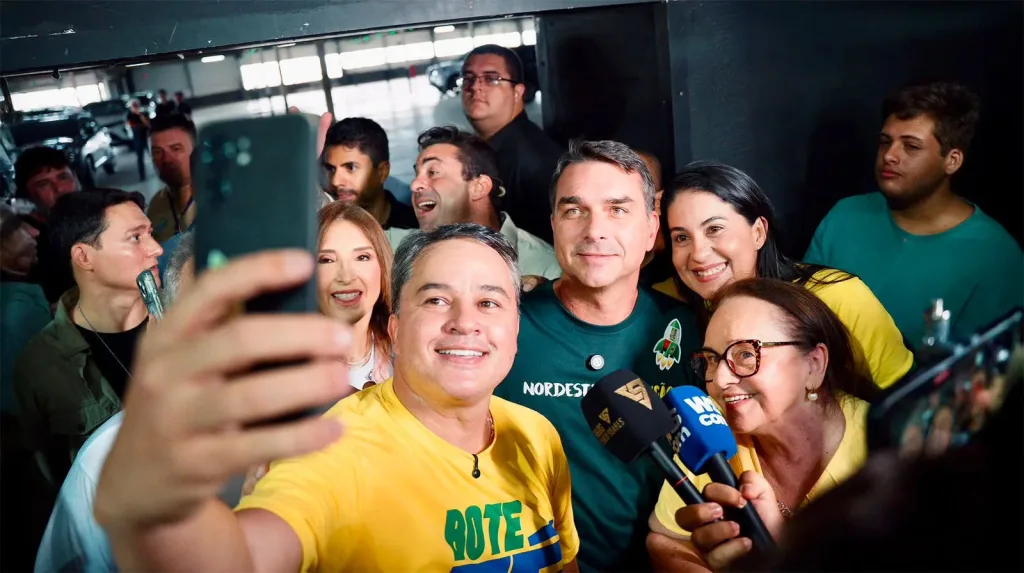 Maringá 98 FM — O PL vai comandar a recepção ao senador Flávio Bolsonaro (PL), pré-candidato à Presidência da República, em Campina Grande e ajusta os últimos detalhes para a visita. A chegada está marcada para a sexta-feira, 3 de julho, às 19h, no Aeroporto João Suassuna. Flávio é hoje o principal nome da direita nacional colocado para a disputa presidencial de 2026, com apoio do ex-presidente Jair Bolsonaro. Efraim, presidente do PL no estado e pré-candidato ao Governo da Paraíba, Marcelo Queiroga pré candidato ao Senado, Cabo Gilberto, líder da oposição na Câmara dos Deputados, ao lados das bancadas na Assembleia e nas camaras […]